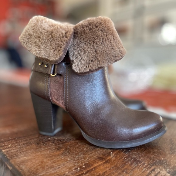 UGG size 7 leather and shearling boots - Picture 5 of 13